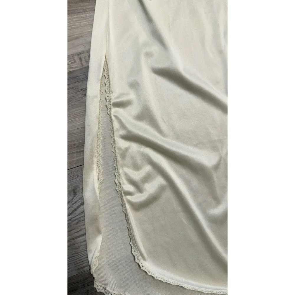 VTG Vanity Fair Half Slip USA Nylon‎ Ivory W/Lace Trim Side Slit Sexy Sz Small